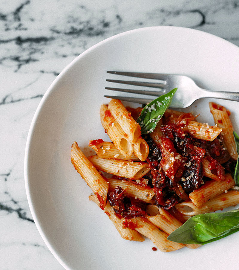 PENNE RIGATE CON TOMATES SECOS, AJO Y ALBAHACA