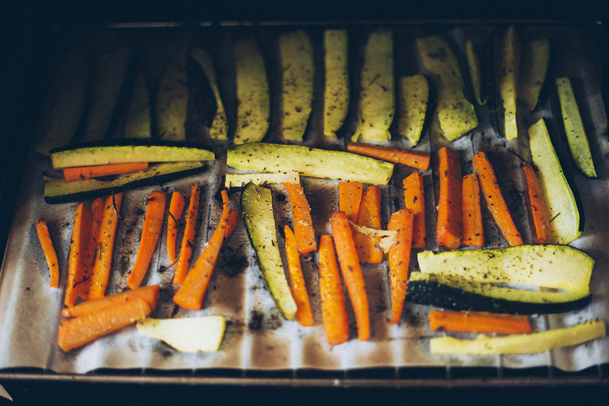 Chips vegetales de berenjena, calabacín, zanahoria y pepino para picar de  forma saludable: sus beneficios y