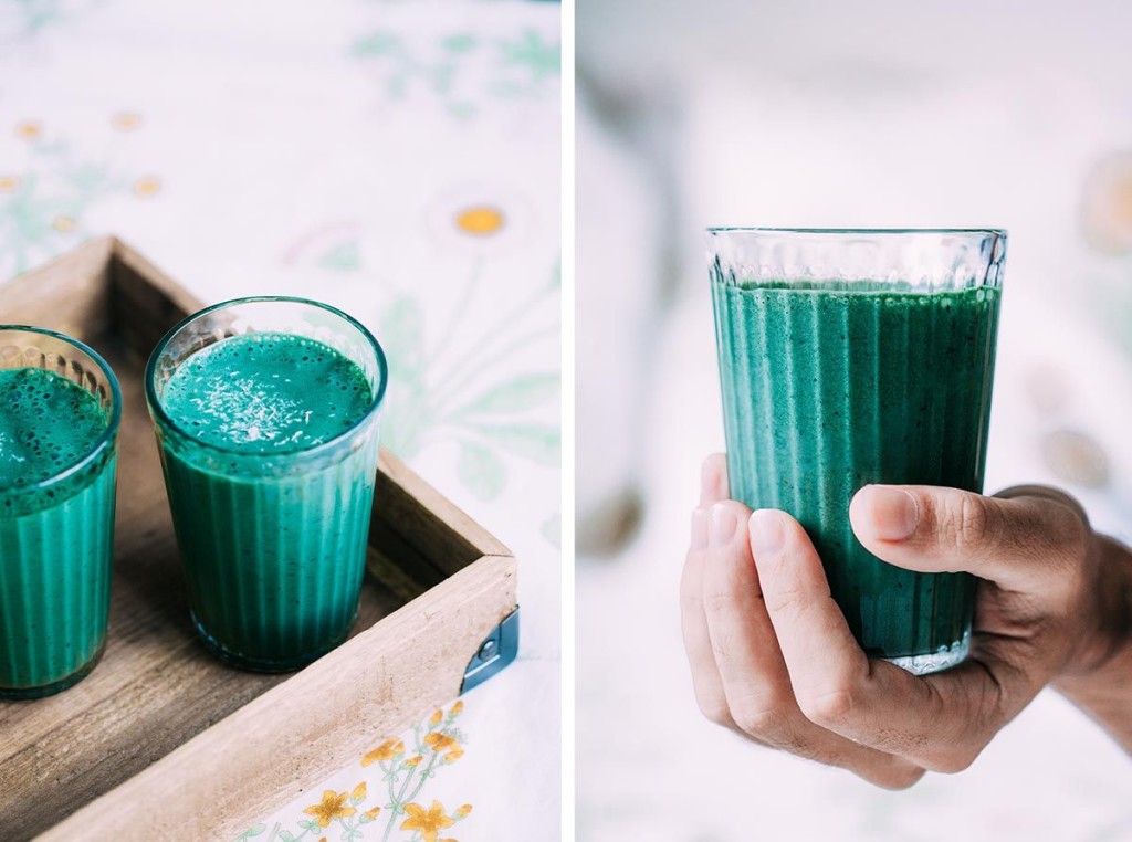 SMOOTHIE DE ESPIRULINA, PLÁTANO Y ARÁNDANOS
