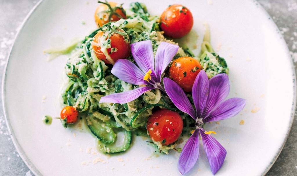 ZOODLES CON PESTO DE KALE Y NUECES