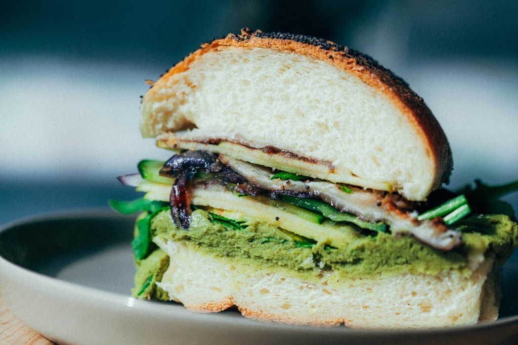 SHIITAKE BURGER CON MATCHA HUMMUS