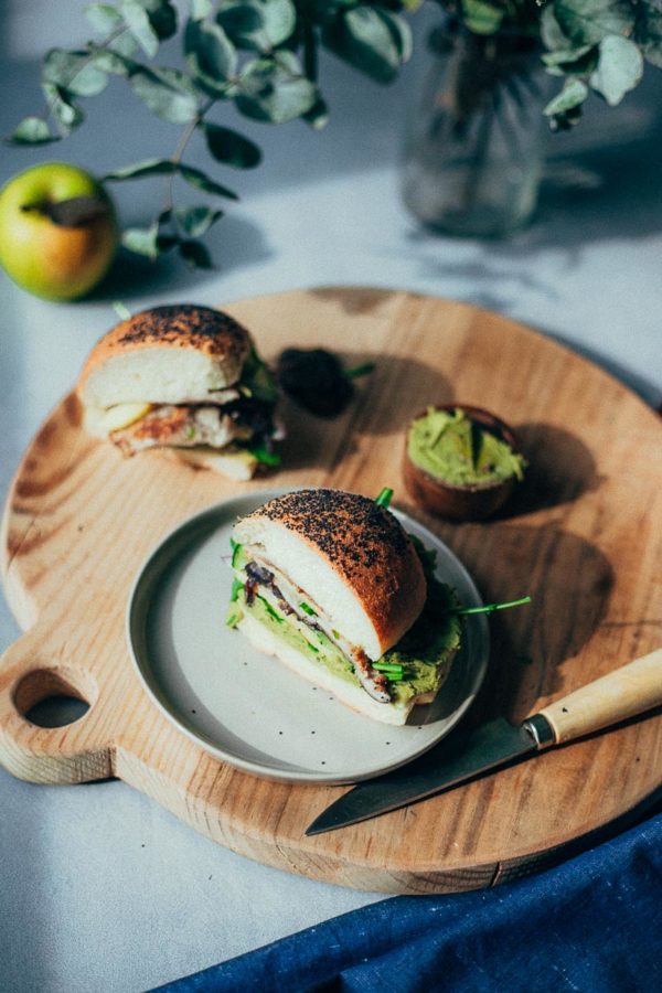 SHIITAKE BURGER CON MATCHA HUMMUS