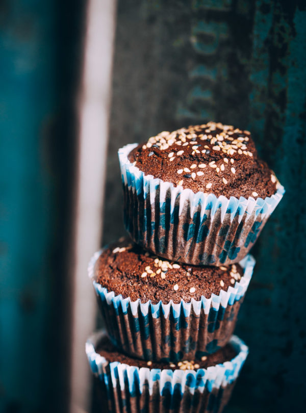 MUFFINS VEGANOS DE CHOCOLATE CON ESPECIAS Y SÉSAMO